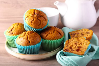 Kuru üzümlü balkabaklı kek.