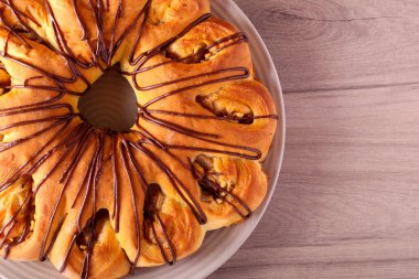 Çikolata kremalı meyveli kek.