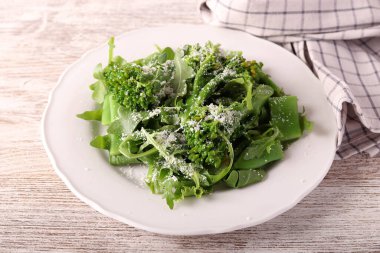 Brokoli, fasulye ve parmesanlı yeşil salata.