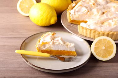 Limon ve kremalı turta, tabakta servis edilir.