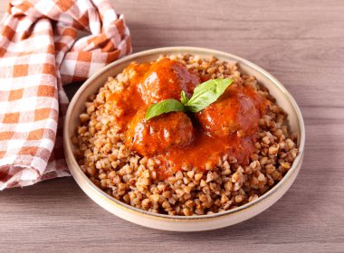 Domates soslu köfte ve tabakta karabuğday.