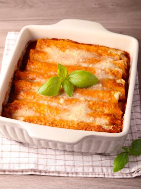 Ispanak ve ricotta crespolini tam buğday krepleri ıspanak ve ricotta ile doldurulmuş domates sosu.