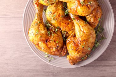 kızarmış tavuk budu plaka üzerinde