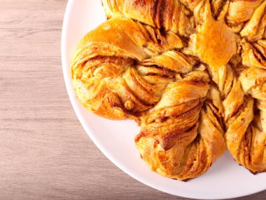 Baharatlı tatlı yıldız ekmeği, tabakta