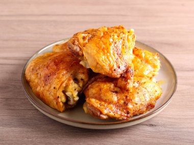 Kızarmış tavuk butları tabakta.