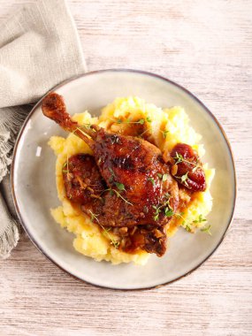 Baharatlı kekik ördek bacağı ve patates püresi.