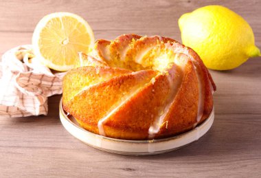 Tabakta servis edilen limonlu kek.