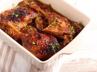 Baharatlı kekik ördek bacağı ve erik konservesi.