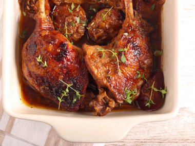 Baharatlı kekik ördek bacağı ve erik konservesi.