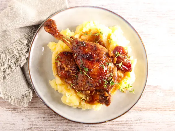 Spicy Thyme Duck Legs Plums Mashed Potatoes — Stock Photo, Image