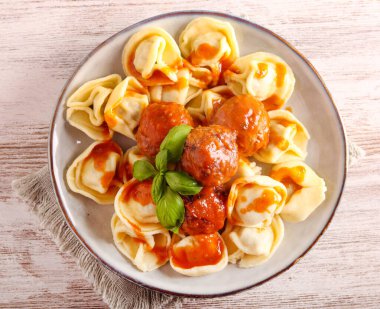 Domates soslu köfteli Tortellini.