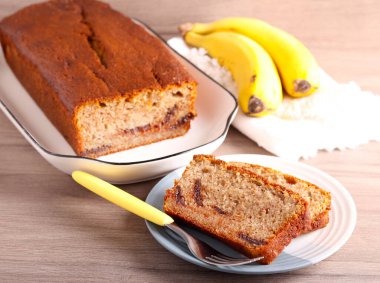 Muzlu kek, çikolatalı, dilimlenmiş.