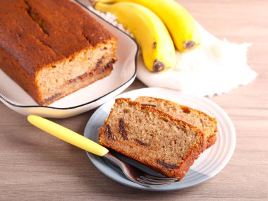 Muzlu kek, çikolatalı, dilimlenmiş.