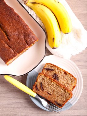 Muzlu kek, çikolatalı, dilimlenmiş.