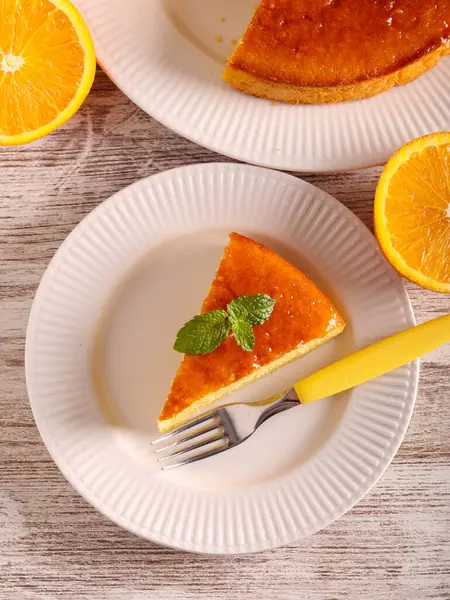 Pastel Naranja Rebanado Servido — Foto de Stock