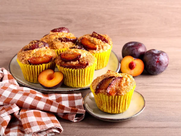 Muffins Prune Blé Entier Sur Table — Photo