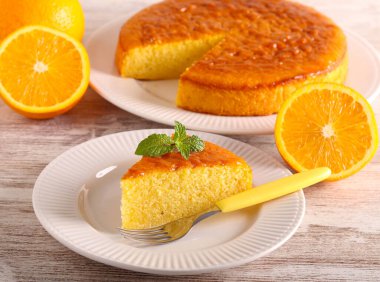 Turuncu pasta, dilimlenmiş ve servis edilmiş.