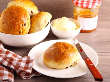 Tereyağı ve reçelli ev yapımı çay kekleri.