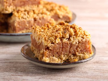 Tarih ve yulaf ezmesi bar kareleri servis edildi.