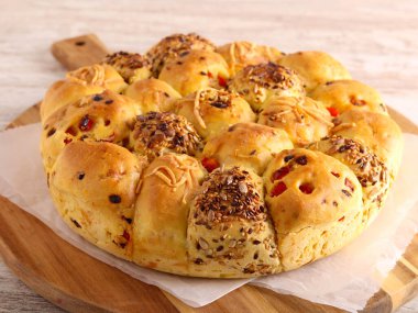 Peynirli, tohumlu ve biberli ekmeği karıştırdım.