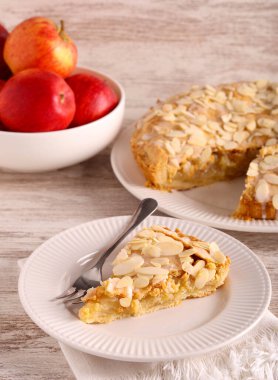 Badem soslu taze elmalı tart.
