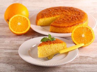 Turuncu pasta, dilimlenmiş ve servis edilmiş.