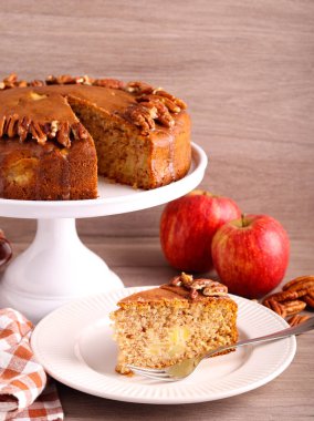 Cevizli baharatlı elma şarabı keki.