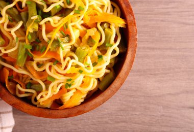 Havuçlu ve fasulyeli baharatlı erişte.