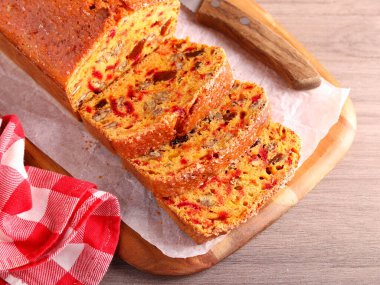 Fındıklı pancar keki, güvertede dilimlenmiş.