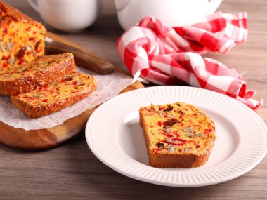 Fındıklı pancar keki, dilimlenmiş ve servis edilmiş.