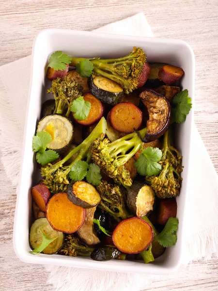 Pečená Zelenina Cuketa Lilek Brokolice Sladké Brambory Plechovce — Stock fotografie