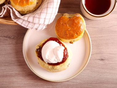 Reçelli ve kremalı klasik çörekler, çay ile servis edilir.
