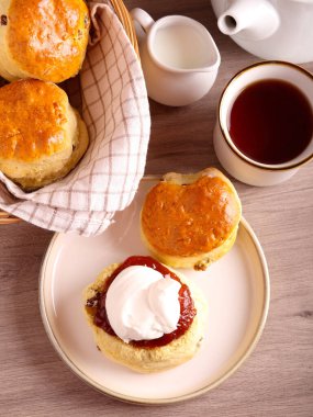 Reçelli ve kremalı klasik çörekler, çay ile servis edilir.