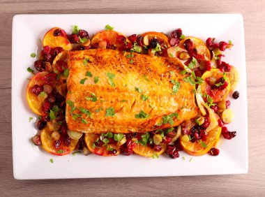 Clementine, rezene ve yaban mersinli somon.