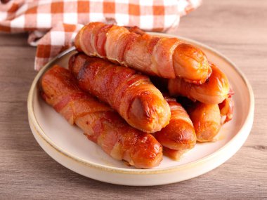 Sosisler pastırmaya sarılmış sosisler.