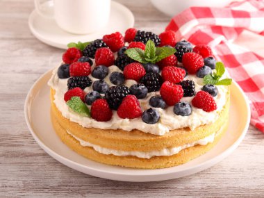 Kremalı ve karışık meyveli sandviç, tabakta.