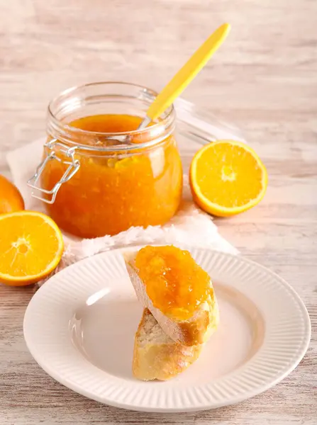 Hausgemachte Orangenmarmelade Über Brotscheiben — Stockfoto