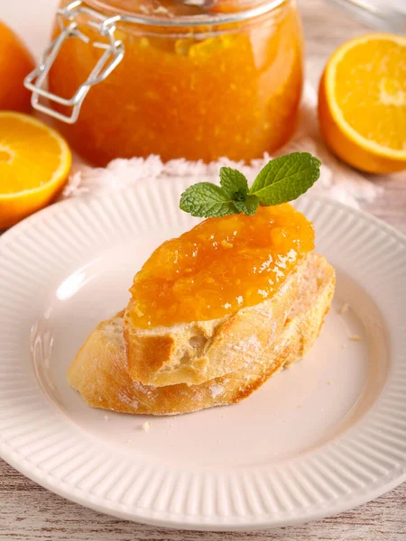 Домашний Апельсиновый Мармелад Над Ломтиками Хлеба — стоковое фото