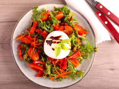 Üstünde burrata peyniri olan taze sağlıklı sebze salatası.