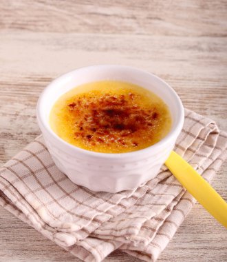 Ev yapımı tart, krem karamel tatlı ve yanık şeker.