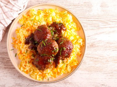 Pirinçli baharatlı biftek köftesi.