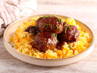 Pirinçli baharatlı biftek köftesi.