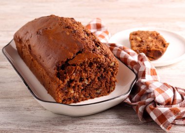 Çikolatalı ve fındıklı ekmek dilimlenmiş.