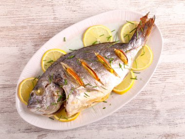 Fırınlanmış limonlu deniz kabuğu balığı.