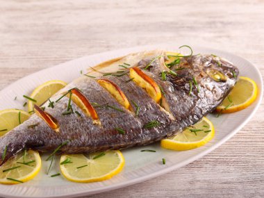 Fırınlanmış limonlu deniz kabuğu balığı.