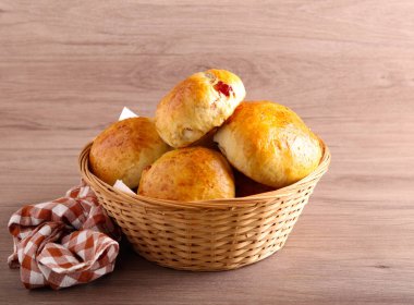 Tatlı meyveli çörekler sepsiyonda