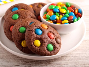 Çikolatalı kurabiyeler ve renkli şekerler. M ve M kurabiyeleri