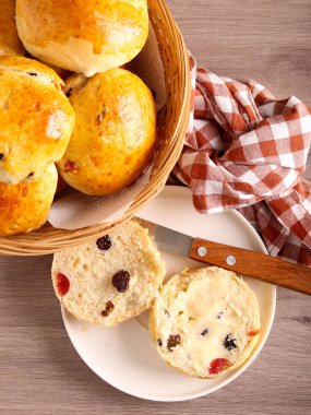 Kuru üzümlü, kirazlı ve tereyağlı tatlı çörek yarısı