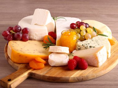 Peynir tahtasında çeşitli peynirler.