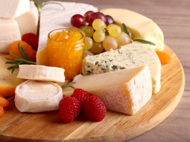 Peynir tahtasında çeşitli peynirler.